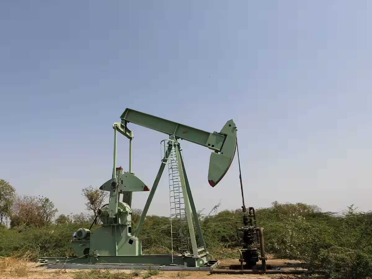 केंद्र सरकार ने कच्चे तेल पर विंडफॉल टैक्स घटाया